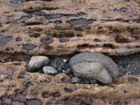 Felskugeln in Gesteinsrillen